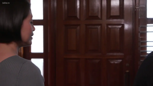 站立 · 平静 · 注视 · 短发 · 灰色针织衫 · 侧脸特写 · 室内木门前