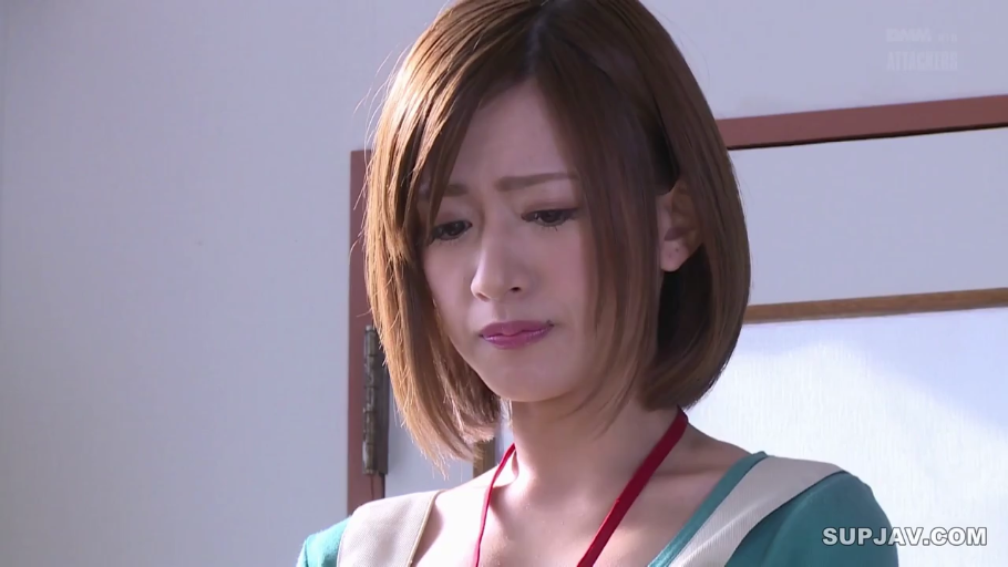 室内 · 站立 · 顔のクローズアップ · 绿色上衣