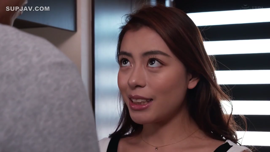 室内 · 顔部のクローズアップ · 诱惑 · 对视 · 仰视 · 黑色吊带