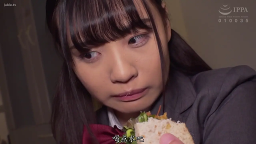 室内 · 低头 · 面部特写 · 进食 · 校园制服 · 紧张 · 黑发 · 三明治