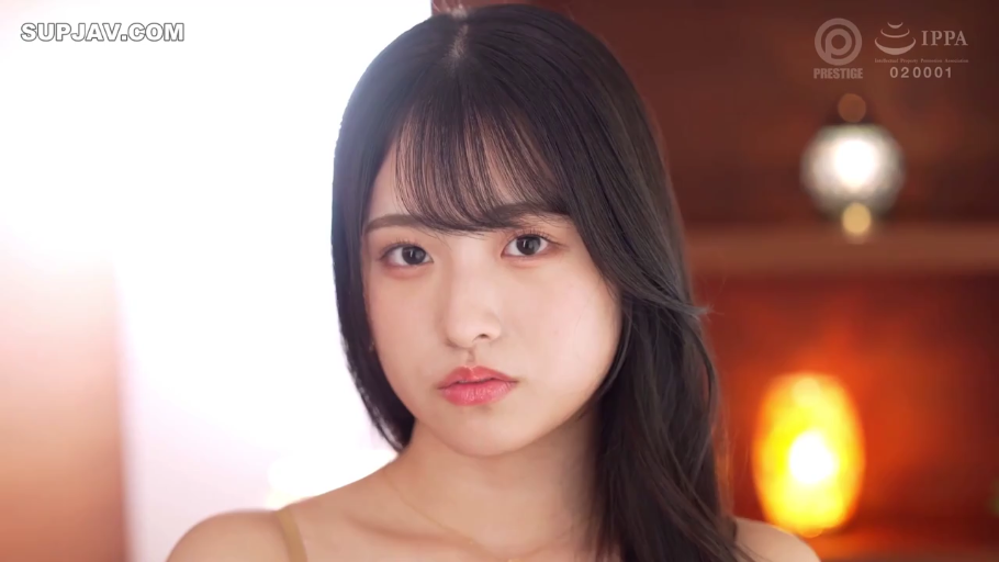 室内 · 脸部 · 注视镜头 · 吊带衫 · 正面 · 黑长直 · 呆萌