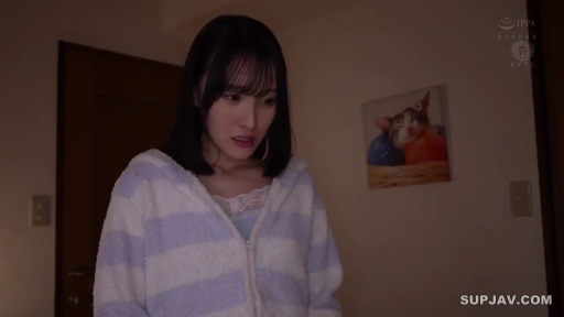 室内 · 站立 · 注视 · 上半身 · 惊讶 · 挂画 · 齐刘海 · 条纹睡衣