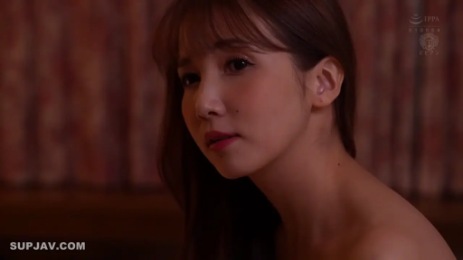 忧郁 · 卧室 · 展示 · 中景 · 花瓶 · 侧坐 · 暖色调 · 蓝色丝绸睡裙