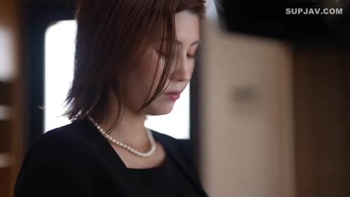 室内 · 面部特写 · 黑色礼服 · 侧对镜头