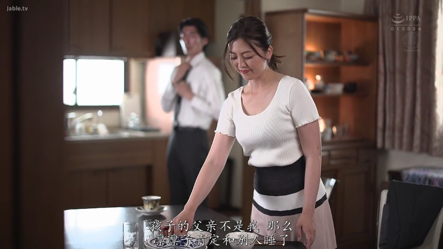 中景 · 弯腰 · 微笑 · 人妻 · 餐厅 · 餐具 · 条纹半身裙 · 收拾餐桌