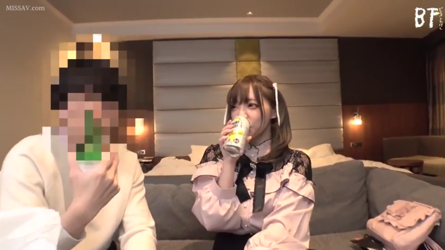 坐姿 · 中景 · 酒店房间 · 自然 · 饮酒 · 男方打码 · 易拉罐 · 蕾丝衬衫