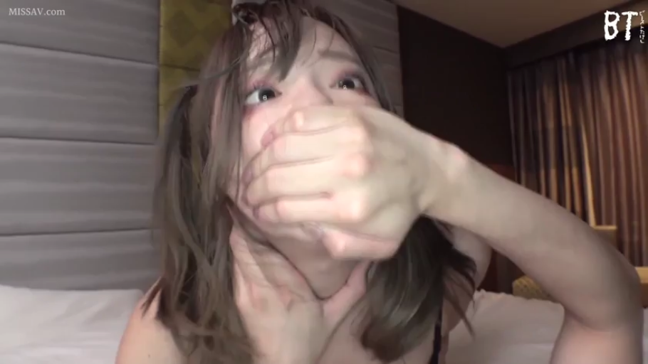 脸部特写 · 卧室 · 仰卧 · POV视角 · 惊恐 · 黑色吊带 · 捂嘴掐脖