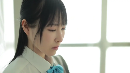 室内 · 瞑想 · 憂鬱 · 头部特写 · 学生装 · 唯美 · 横顔