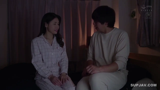 座り姿勢 · 会話 · 寝室 · 中景 · ベッド · 自然 · 薄暗 · チェック柄パジャマ