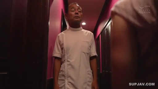 严肃 · 站立 · 中景 · 注视 · 走廊 · 大叔 · 护理服