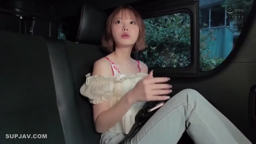 Sitting Posture · 手机 · 谈话 · 上半身特写 · 短发 · Car rear seat · 羞涩微笑 · 露肩褶皱上衣