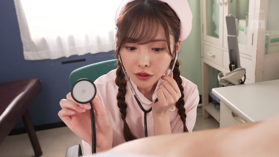 单人 · 面部 · 俯身 · 全裸 · 自然 · 注视 · 房间 · 窗帘