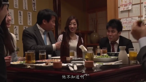 Sitting Posture · Medium shot · Smile · Suit · Mature woman · Drinking alcohol · 居酒屋 · 酒具