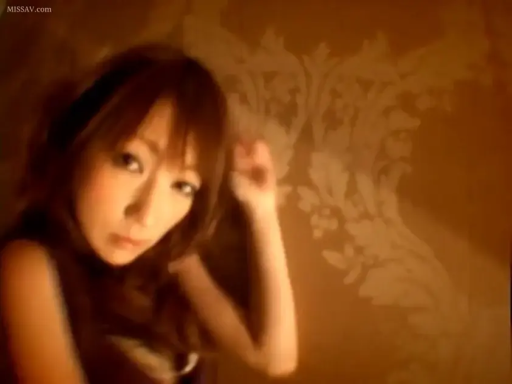 室内 · 坐姿 · 中景 · 妩媚 · 黑色吊带 · 撩发 · 暖色灯光