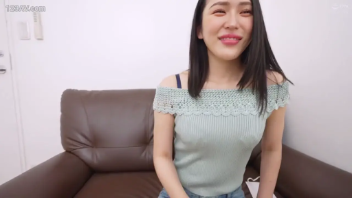 室内 · 坐姿 · 微笑 · 面对镜头 · 半身 · 浅绿色一字领针织衫