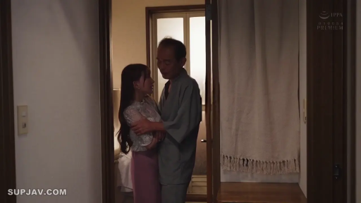 严肃 · 中景 · 拥抱 · 走廊 · 亲密 · 熟女 · 蕾丝衫