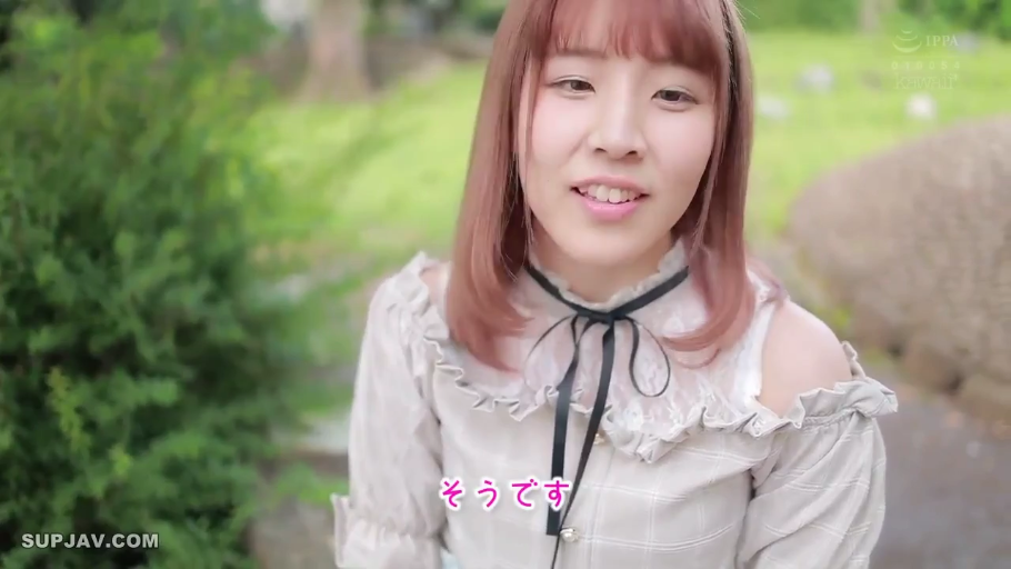 Conversation · Smile · Sit properly. · 近景 · 自然光 · 户外草地 · 露肩荷叶边上衣