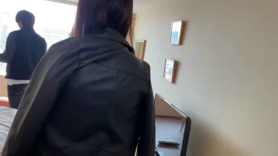 黑色皮衣 · 酒店