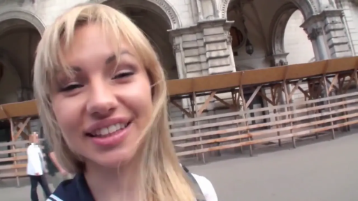 脸部特写 · 站立 · 微笑 · 户外 · 水手服 · 金发 · 看向镜头