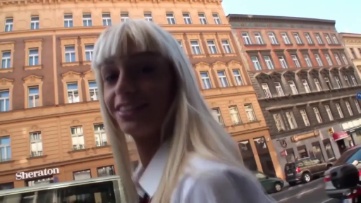 Face · Stand · 白衬衫 · Smile · 注视镜头 · Blonde · Outdoor street