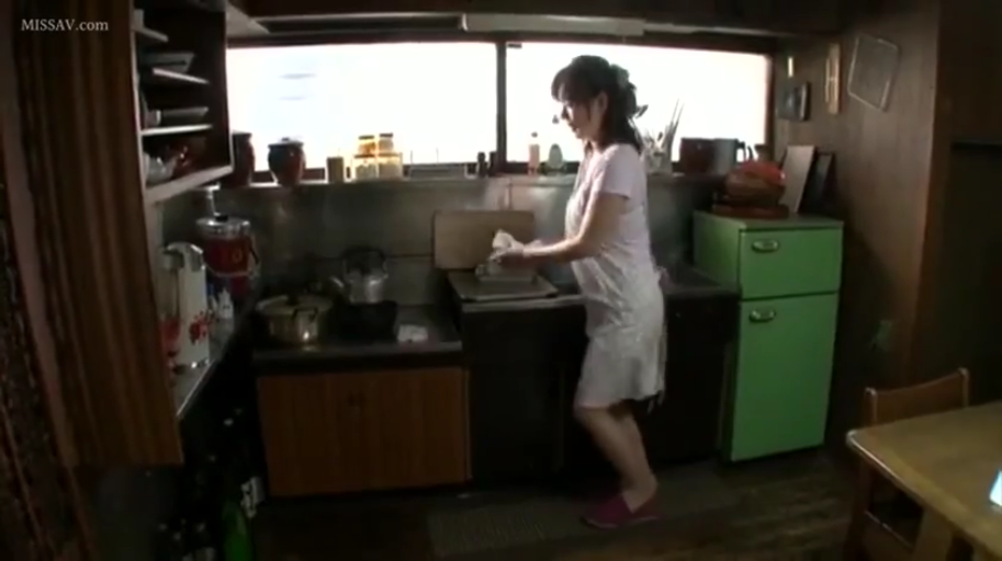 全身 · 站立 · 自然 · 厨房 · 睡衣 · 厨具 · 家务