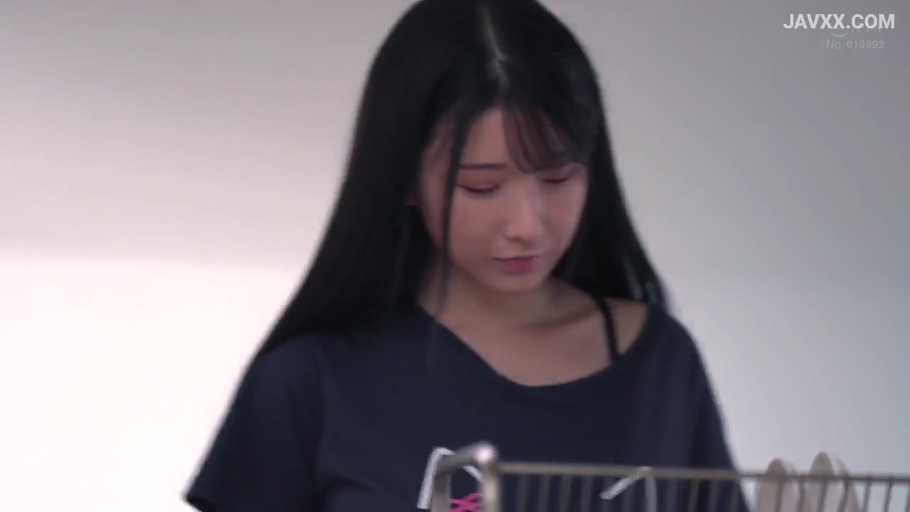 专注 · 站立 · 中文字幕 · 厨房 · 粉色针织衫 · 锅 · 烹饪