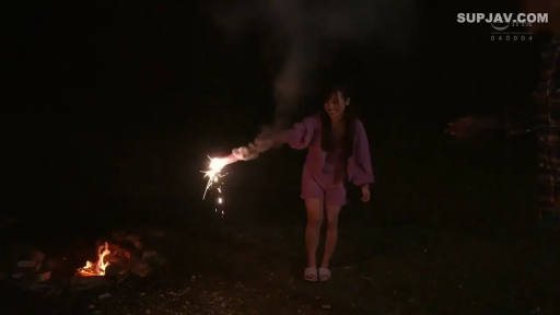 站立 · 屋外 · 夜景 · 欢快 · 格子衫 · 燃放烟花 · 烟花