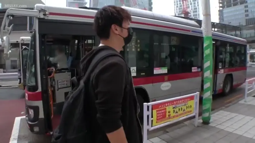 站立 · 中景 · 黑色连帽衫 · 户外车站