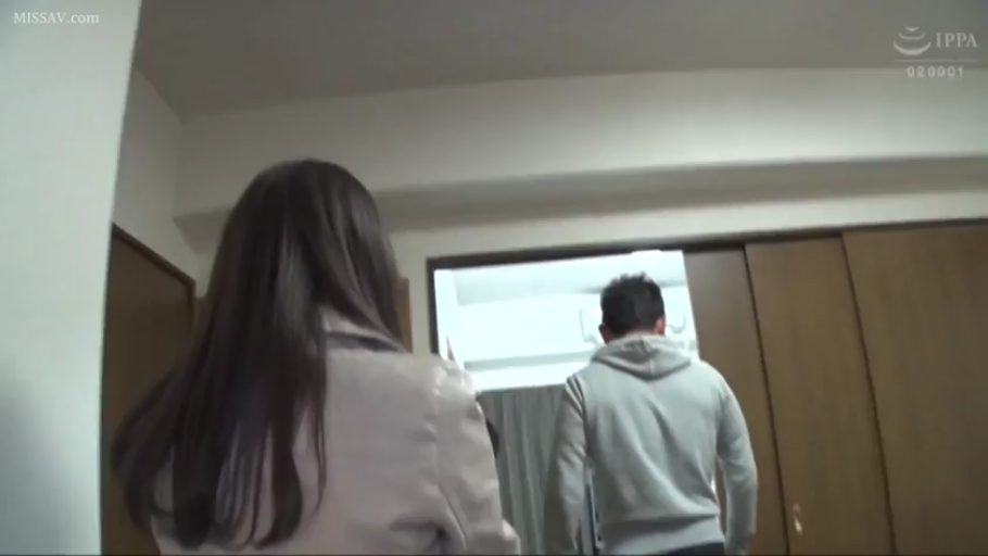 休闲装 · 居家 · 室内走廊 · 进入房间 · 背对行走