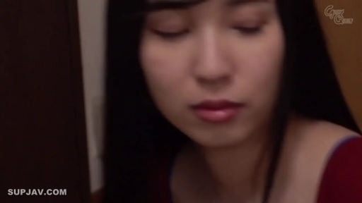 室内 · 脸部 · 闭眼 · 特写 · 红色上衣