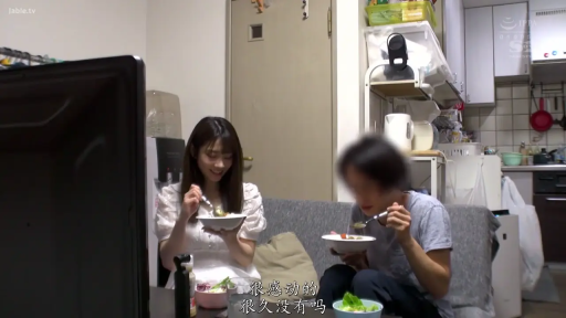 坐姿 · 用餐 · 中景 · 碗筷 · 微笑 · 客厅 · 水印 · 白色连衣裙