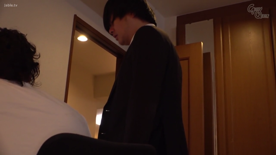 足部特写 · 微笑 · 酒店房间 · 精液 · 恋足 · JK制服 · 开腿坐姿 · 足部展示