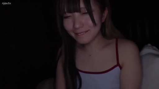 室内 · 坐姿 · 面部 · 微笑 · 白色背心 · 昏暗 · 害羞