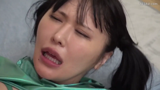 室内 · 脸部 · 仰卧 · 高潮表情 · 123AV水印 · 绿色亮面衣 · 身体抖动