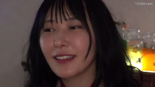 房间 · 满足 · 面部特写 · 正面 · 侧视 · 黑发 · 红色服饰 · 玻璃罐