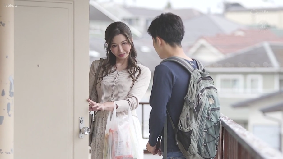 站立 · 微笑 · 交流 · ニットセーター · 熟女 · 门口 · 塑料袋