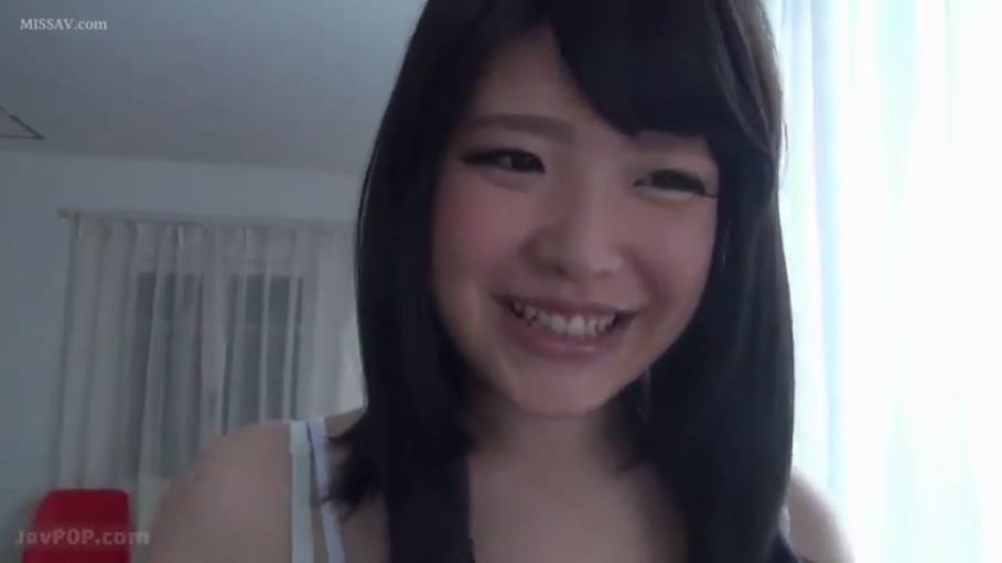 室内 · 脸部特写 · 对视 · 笑容 · 长发 · 吊带衫 · 正面