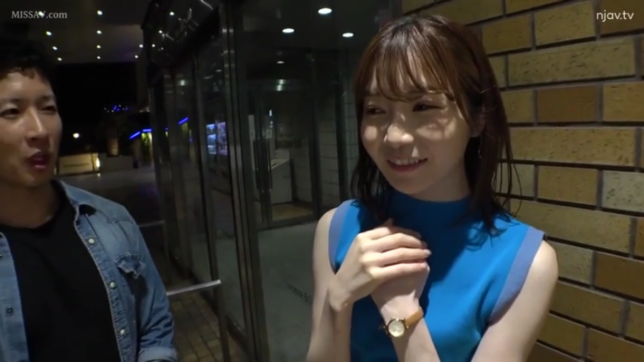 站姿 · 平静 · 偷窥视角 · 侧脸 · 阳台 · 紫色长袖 · 晾衣架 · 晾晒衣物