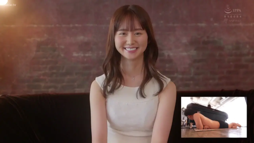 Sitting Posture · Sofa · Smile · 上半身 · Interview · Studio · 画中画 · 白色无袖衫