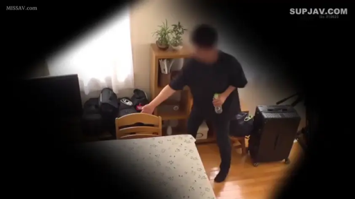 站立 · 远景 · 室内房间 · 黑色短袖 · 整理房间