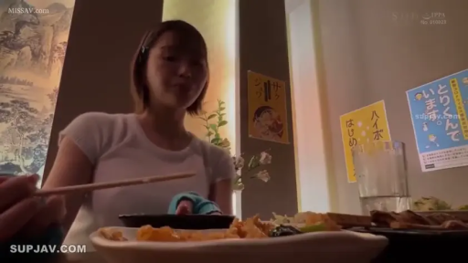 坐姿 · 自然 · 上半身 · 餐厅 · 进食 · 日常场景 · 筷子 · 白色短袖T恤