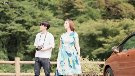 站立 · 中景 · 微笑 · 相机 · 户外 · 连衣裙 · 日系 · 远眺