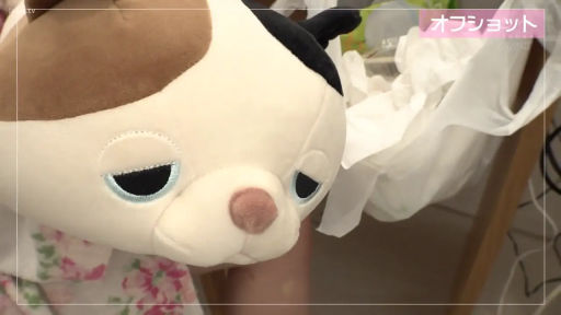 室内 · 坐姿 · 碎花睡衣 · 幕后花絮 · 慵懒 · 抱玩偶 · 毛绒公仔 · 玩偶特写