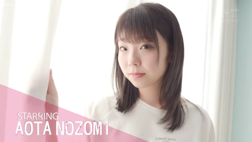 室内 · 站立 · 面部特写 · 凝视 · 窗帘 · 白色T恤 · 恬静 · 日本女优