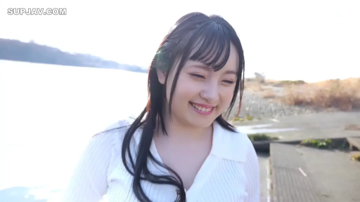 站立 · 恥ずかしがり屋 · 顔のクローズアップ · 长发 · 俯视 · 白色针织衫 · 户外水边