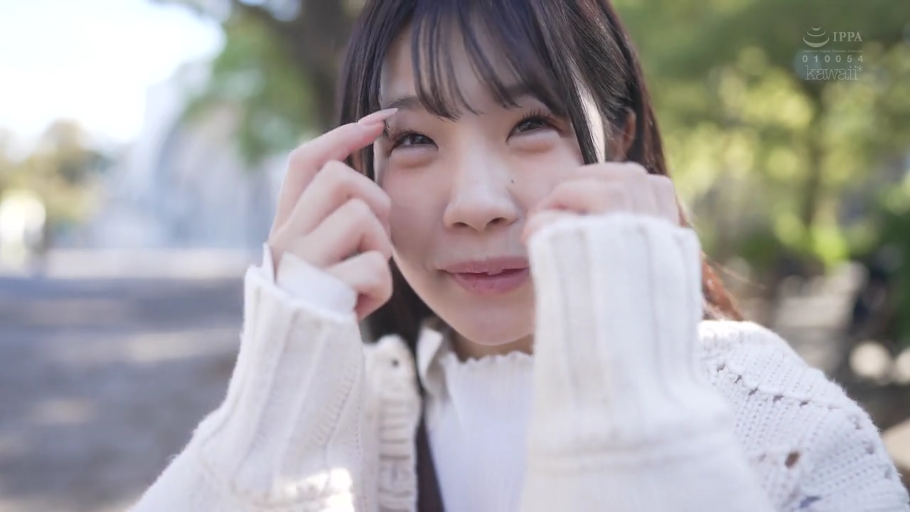 顔部のクローズアップ · 对视 · 长发 · 甜美微笑 · 白色针织衫 · 户外公园 · 双手靠近面部