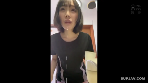 浴室 · 站立 · 中景 · 平静 · 居家 · 黑色运动T恤 · 刷牙 · 漱口杯