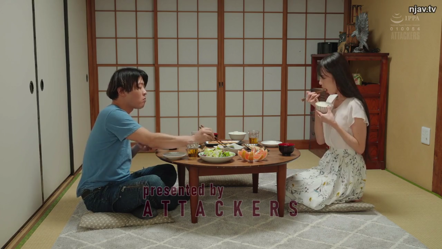 和室 · 自然 · 居家 · 休闲服 · 对坐 · 餐具 · 进餐