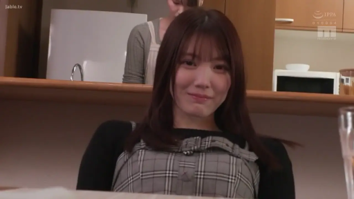 坐姿 · 半身 · 注视 · 厨房 · 格子裙 · 背景人物 · 杯子 · 含羞