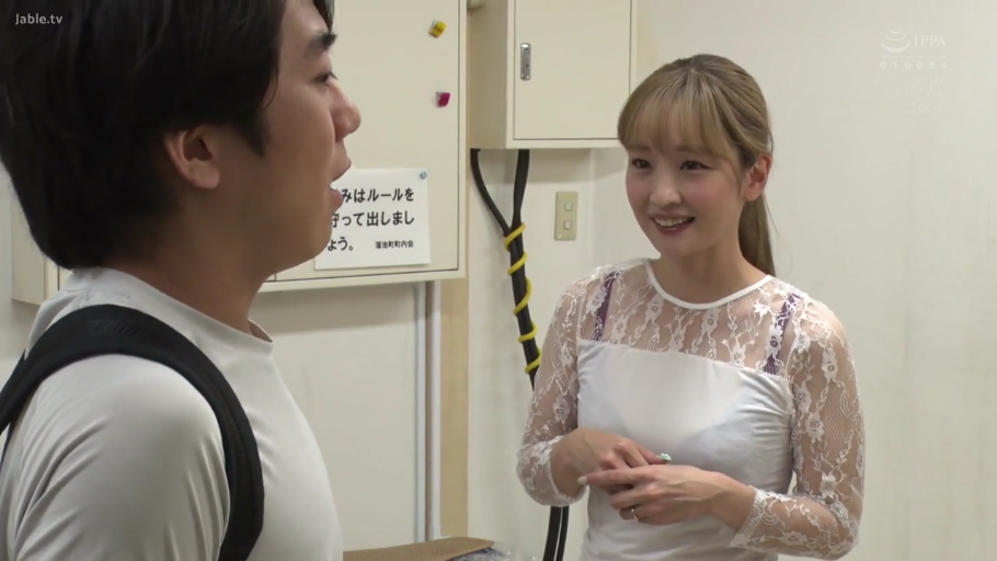 室内 · 交谈 · 站立 · 中景 · 微笑 · 背包 · 蕾丝上衣 · 男女